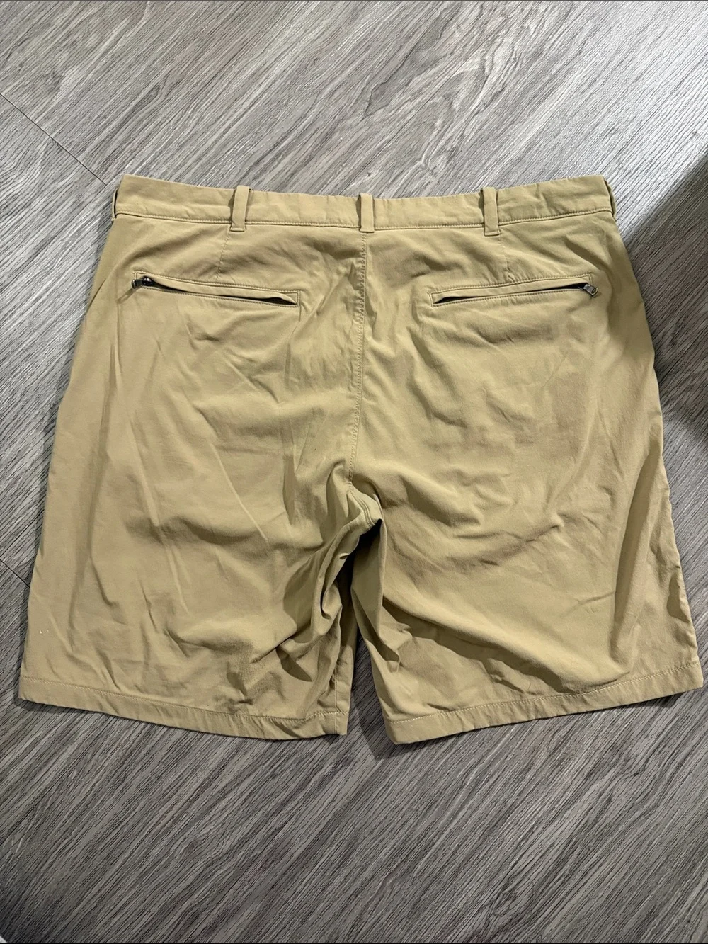 J. Crew Men’s Flat-Front Shorts in Light Khaki Sz 36